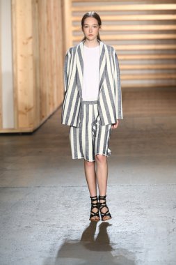 tibi defile pist model yürür