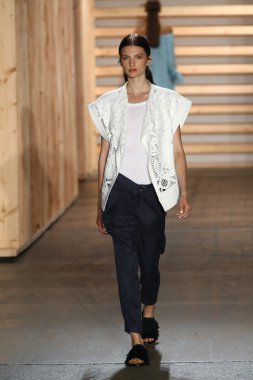 tibi defile pist model yürür