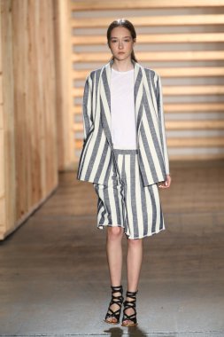 tibi defile pist model yürür