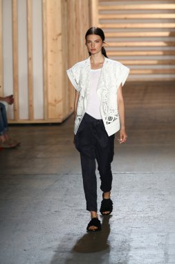 tibi defile pist model yürür