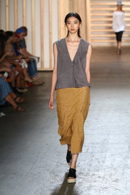 tibi defile pist model yürür
