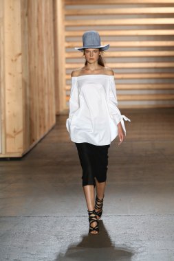 tibi defile pist model yürür