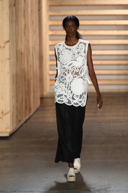 tibi defile pist model yürür