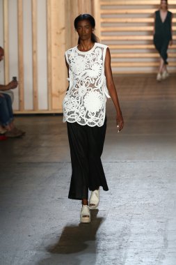 tibi defile pist model yürür