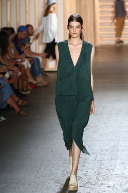 tibi defile pist model yürür