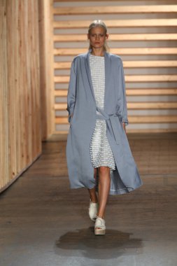 tibi defile pist model yürür