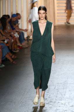 tibi defile pist model yürür