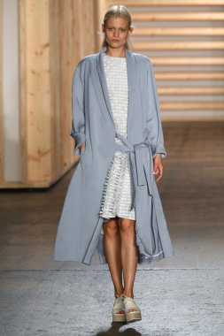 tibi defile pist model yürür