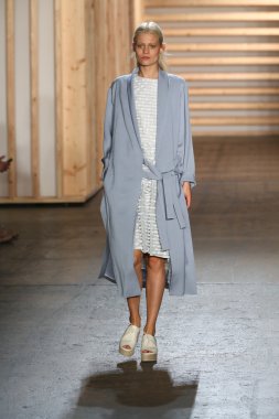 tibi defile pist model yürür