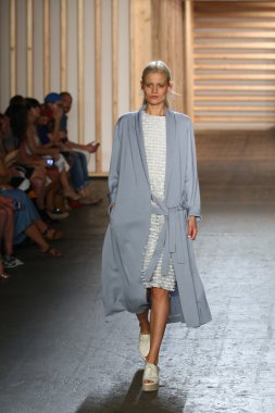 tibi defile pist model yürür