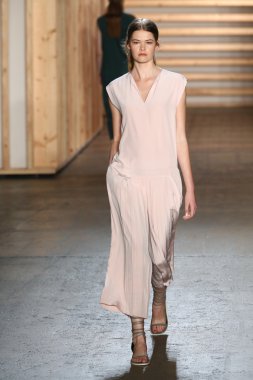 tibi defile pist model yürür