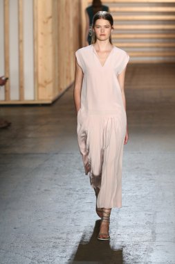 tibi defile pist model yürür