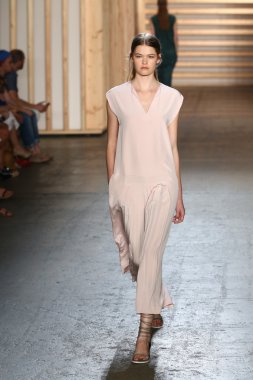 tibi defile pist model yürür