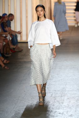 tibi defile pist model yürür