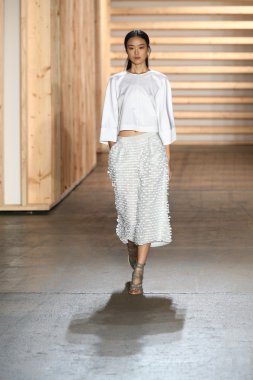 tibi defile pist model yürür