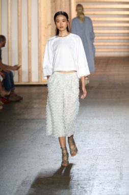tibi defile pist model yürür