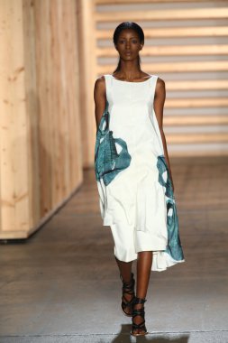 tibi defile pist model yürür