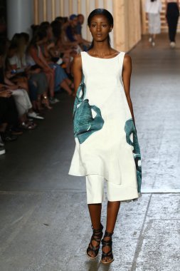 tibi defile pist model yürür