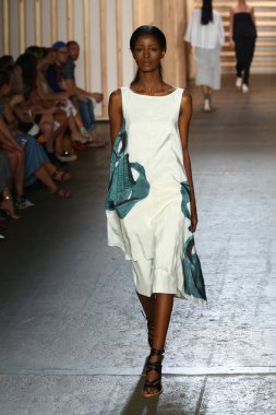 tibi defile pist model yürür