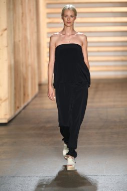 tibi defile pist model yürür