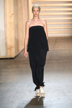 tibi defile pist model yürür