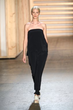 tibi defile pist model yürür