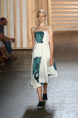 tibi defile pist model yürür