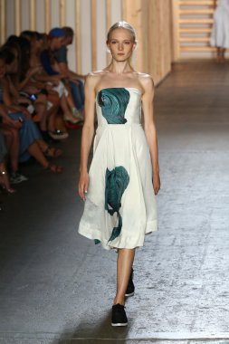 tibi defile pist model yürür