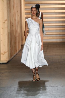 tibi defile pist model yürür