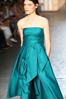 tibi defile pist model yürür