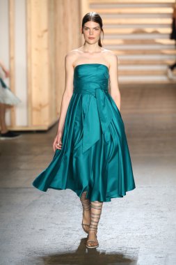 tibi defile pist model yürür