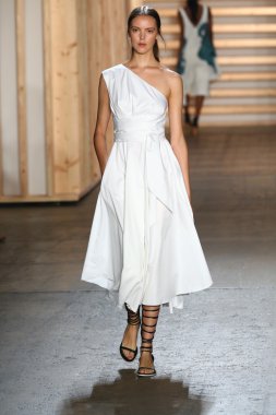 tibi defile pist model yürür