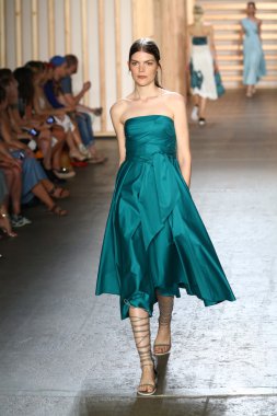 tibi defile pist model yürür