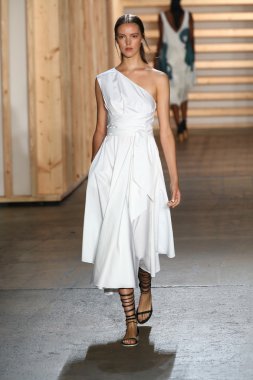 tibi defile pist model yürür
