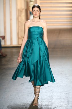 tibi defile pist model yürür