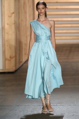 tibi defile pist model yürür