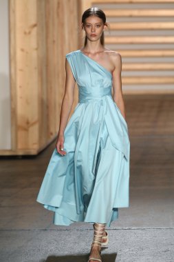 tibi defile pist model yürür