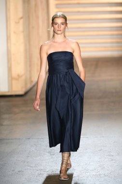 tibi defile pist model yürür