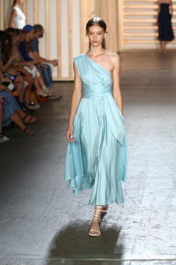 tibi defile pist model yürür