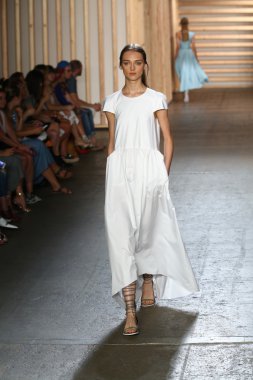 tibi defile pist model yürür
