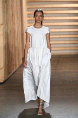 tibi defile pist model yürür