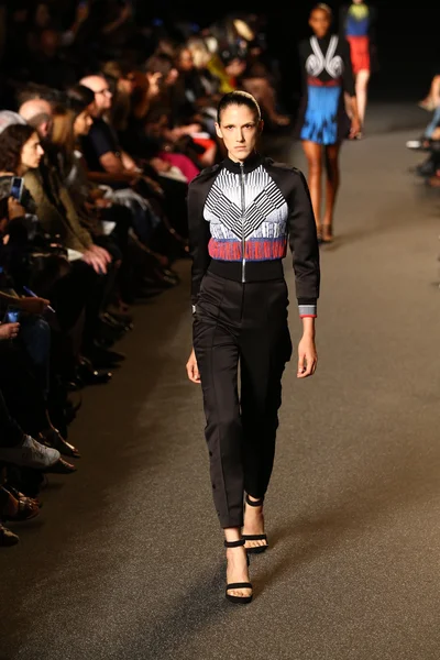 Modelo camina por la pasarela en el desfile de moda Alexander Wang — Foto de Stock