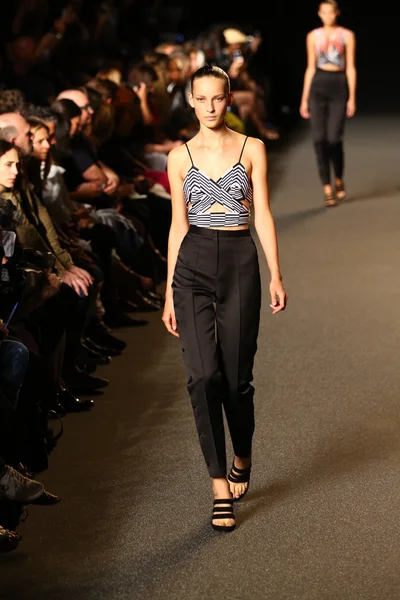 Model leidt de landingsbaan op de alexander wang fashion show — Stockfoto