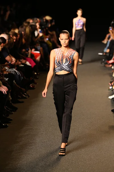 Модель ходит по подиуму на показе мод Александра Ванга — стоковое фото