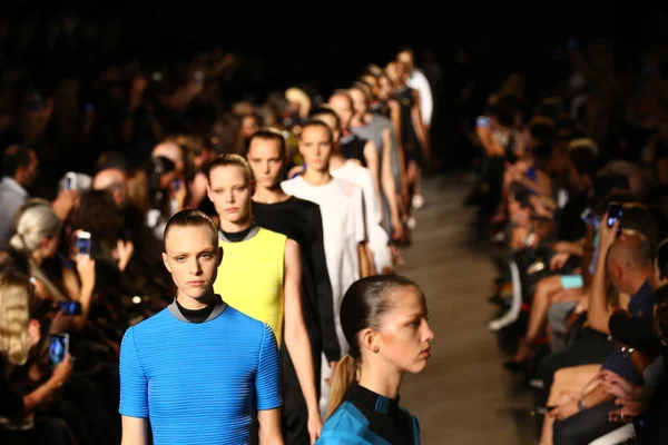 Modellen lopen de start-en landingsbaan-finale op de alexander wang fashion show — Stockfoto