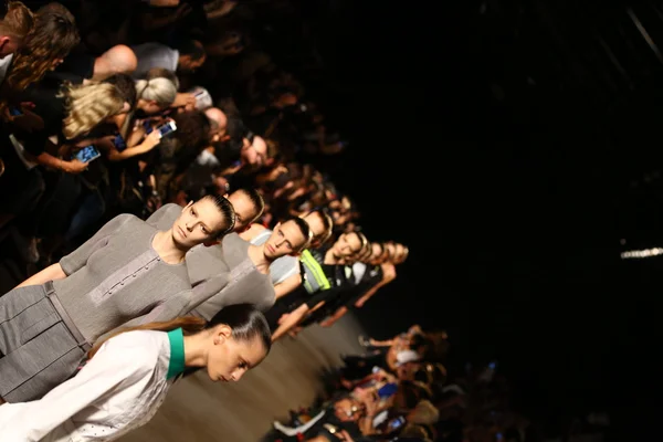 Modelos caminan el final de la pasarela en el desfile de moda de Alexander Wang — Foto de Stock