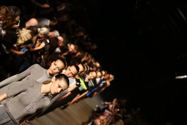 Modelleri pist finale alexander wang defilede yürümek. — Stok fotoğraf