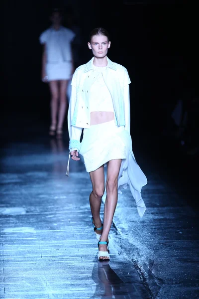 Model walks the runway at the Prabal Gurung fashion show — Stock Photo, Image