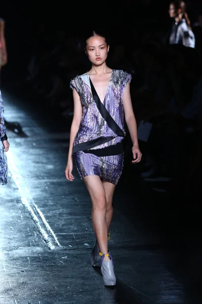 Modelo caminha na pista no desfile de moda Prabal Gurung — Fotografia de Stock