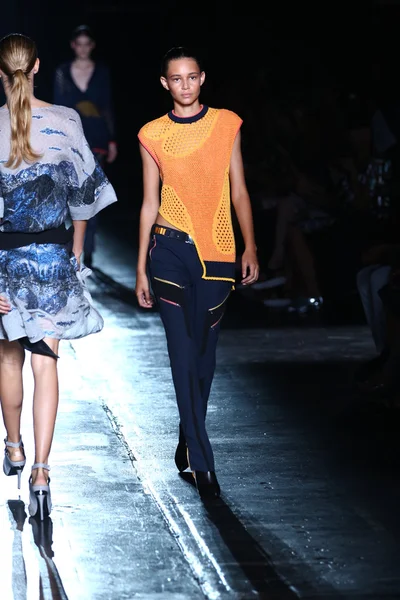 Prabal gurung defile pist model yürür — Stok fotoğraf